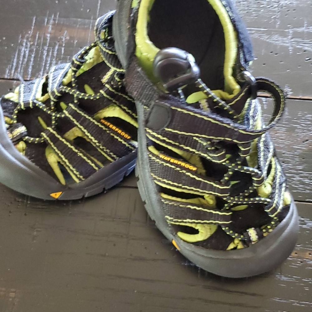 BOYS KEEN SIZE 11 GREEN /BLACK